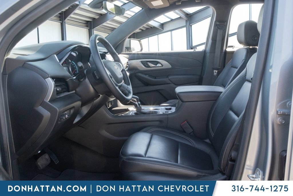 Used 2023 Chevrolet Traverse LT w/ LT Premium Package AWD/4WD image 3