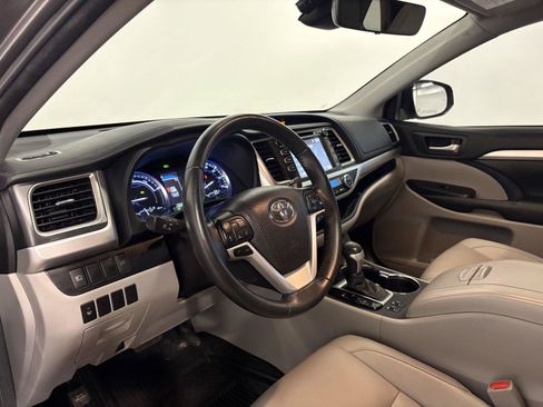 Used 2017 Toyota Highlander XLE AWD/4WD image 14