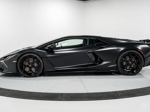 Used 2024 Lamborghini Revuelto image 6