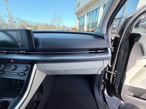 Used 2024 Kia Carnival LX image 18