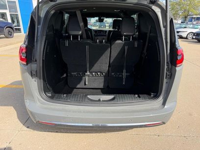 Used 2025 Chrysler Pacifica Select