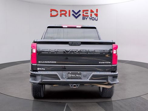 Used 2025 Chevrolet Silverado 1500 Custom w/ LPO, Dark Essentials Package AWD/4WD image 4