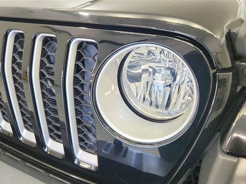 Used 2022 Jeep Gladiator Overland w/ Cold Weather Group AWD/4WD image 32