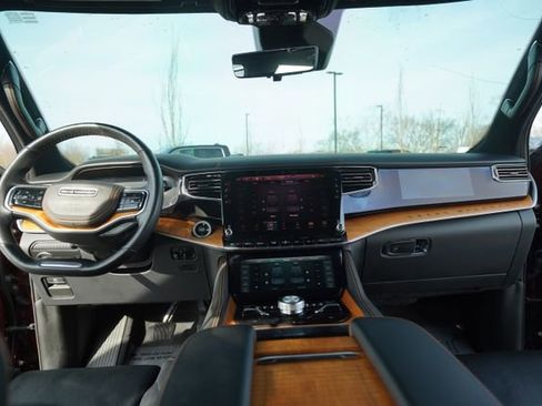 Used 2022 Jeep Grand Wagoneer Series III image 27