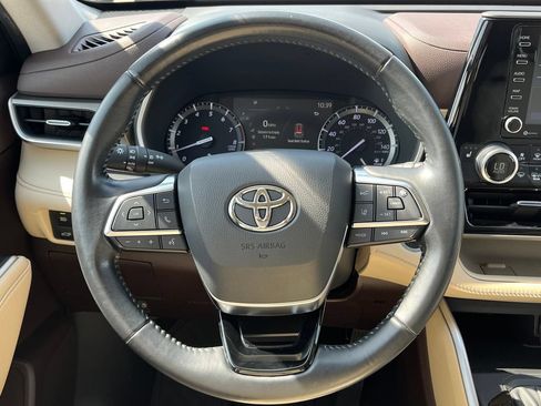 Used 2021 Toyota Highlander XLE AWD/4WD image 19
