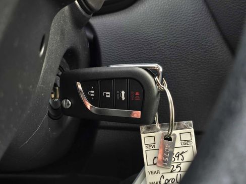 Used 2025 Toyota Corolla LE image 28