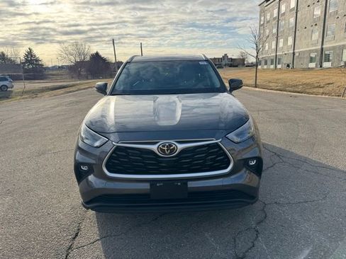 Used 2023 Toyota Highlander XLE image 12