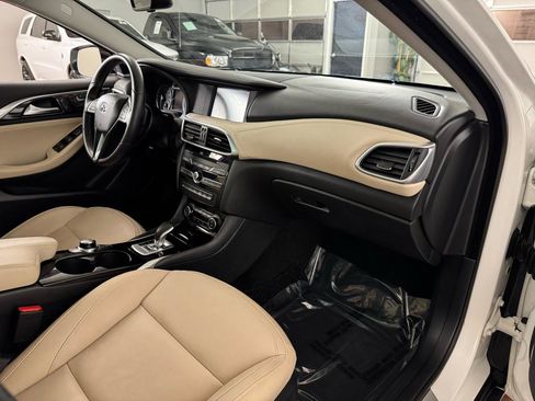 Used 2018 INFINITI QX30 Premium w/ Navigation Package image 35