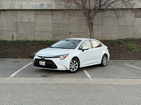 Used 2023 Toyota Corolla LE image 2