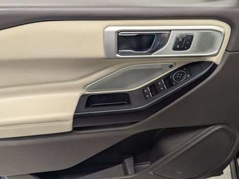 Used 2020 Ford Explorer Platinum w/ Premium Technology Package image 10