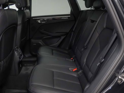 Certified 2025 Porsche Macan image 18