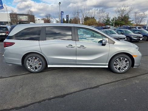 New 2026 Honda Odyssey Touring image 7