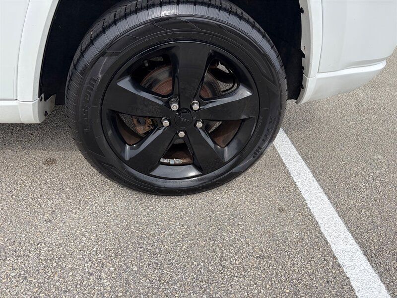 Used 2015 Jeep Grand Cherokee Altitude AWD/4WD image 27