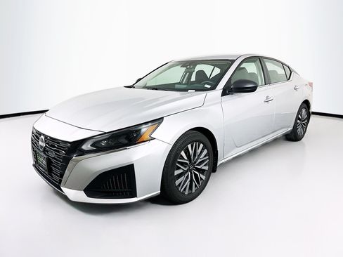 Used 2024 Nissan Altima 2.5 SV FWD image 3