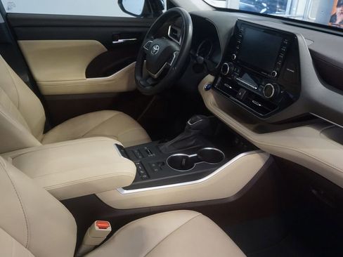 Used 2022 Toyota Highlander XLE AWD/4WD image 25