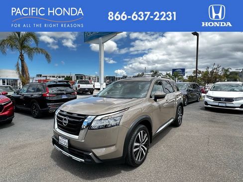 Used 2023 Nissan Pathfinder Platinum FWD image 2