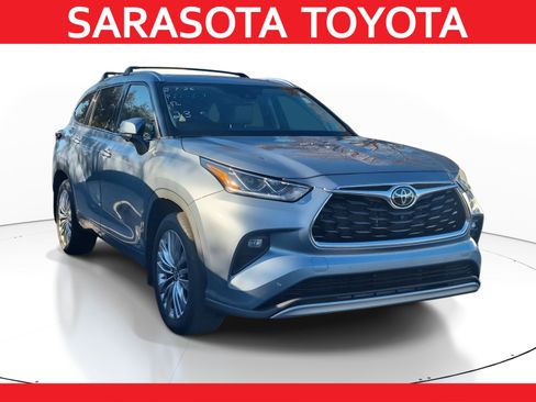 Used 2023 Toyota Highlander Platinum image 1