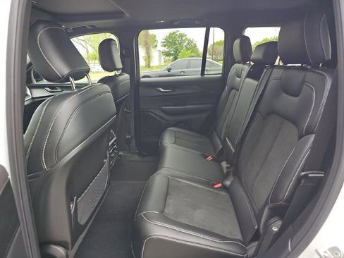 Used 2025 Jeep Grand Cherokee Altitude image 7