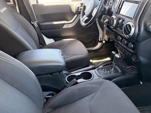 Used 2018 Jeep Wrangler Unlimited Sahara w/ Connectivity Group AWD/4WD image 11