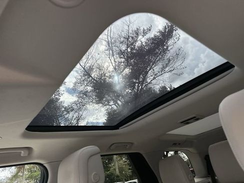 Used 2025 Land Rover Discovery S image 16