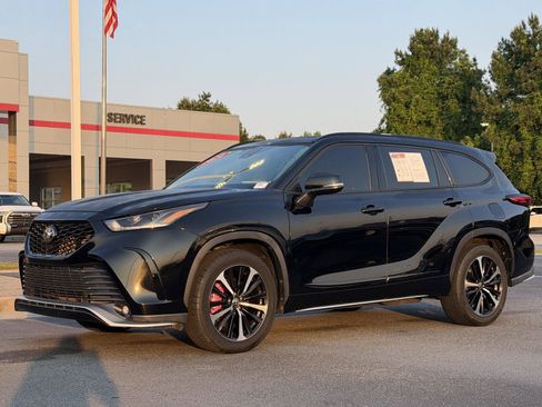 Used 2021 Toyota Highlander XSE FWD image 2