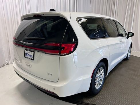 Used 2023 Chrysler Pacifica Touring-L FWD image 29