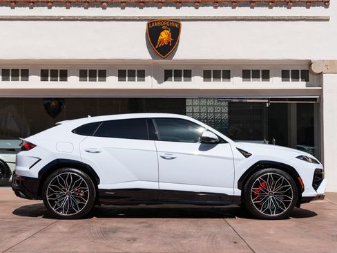 Used 2026 Lamborghini Urus SE AWD/4WD image 2