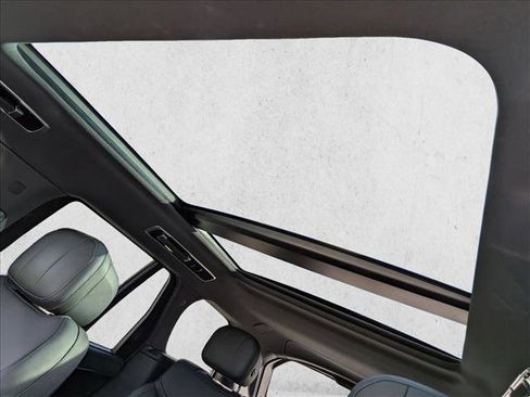 Used 2025 Land Rover Range Rover SE image 13