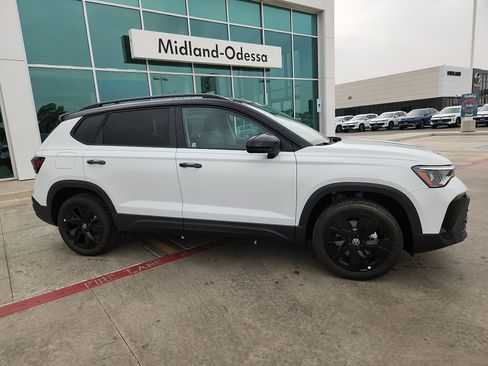 New 2026 Volkswagen Taos SE image 8