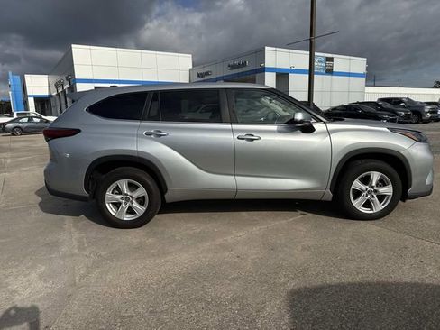 Used 2023 Toyota Highlander LE image 6