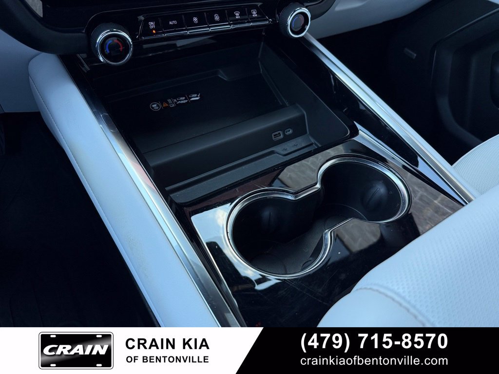Used 2025 Chevrolet Suburban Premier AWD/4WD image 18
