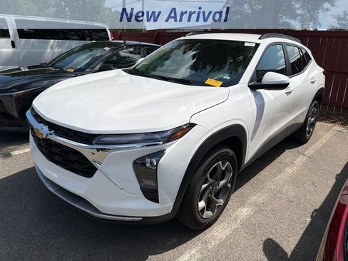 Used 2026 Chevrolet Trax LT FWD image 1