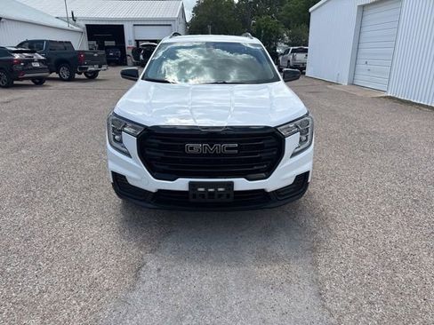 Used 2024 GMC Terrain SLE w/ Driver Convenience Package image 2
