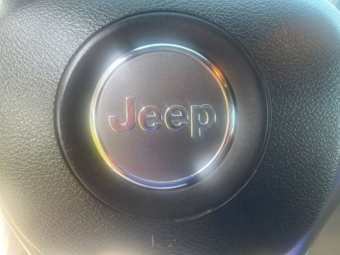 Used 2021 Jeep Grand Cherokee Laredo X AWD/4WD image 18