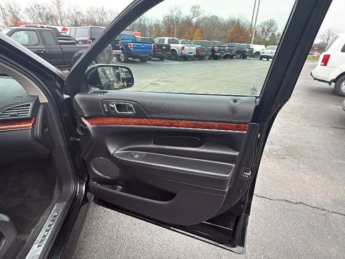 Used 2010 Lincoln MKT AWD image 17