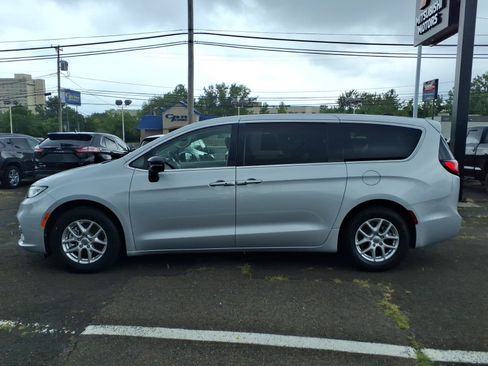 Used 2024 Chrysler Pacifica Touring-L FWD image 7