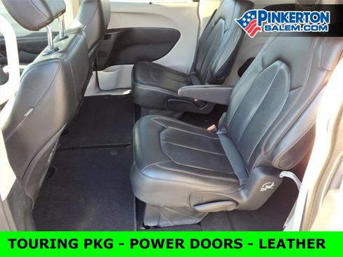 Used 2020 Chrysler Pacifica Touring-L image 12