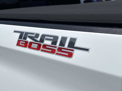 Used 2022 Chevrolet Silverado 1500 LT Trail Boss w/ Convenience Package II AWD/4WD image 31