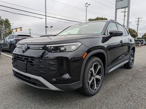 New 2025 Volkswagen Tiguan SE image 8