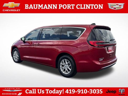Used 2025 Chrysler Pacifica Select FWD image 4