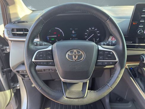 Used 2022 Toyota Sienna XLE image 15