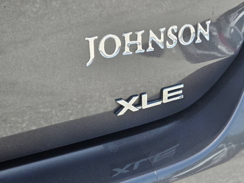 Used 2022 Toyota Highlander XLE FWD image 16