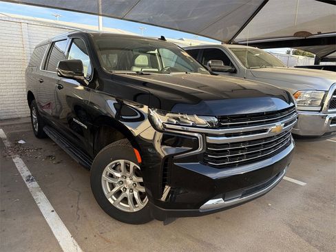 Used 2022 Chevrolet Suburban LT w/ Luxury Package image 2