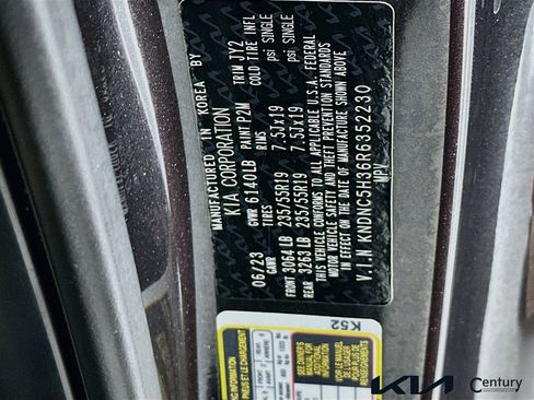 Used 2024 Kia Carnival EX FWD image 33