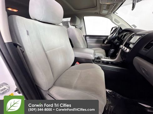 Used 2017 Toyota Sequoia SR5 AWD/4WD image 18