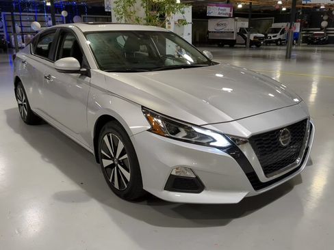 Used 2022 Nissan Altima 2.5 SV w/ SV Premium Package AWD/4WD image 5