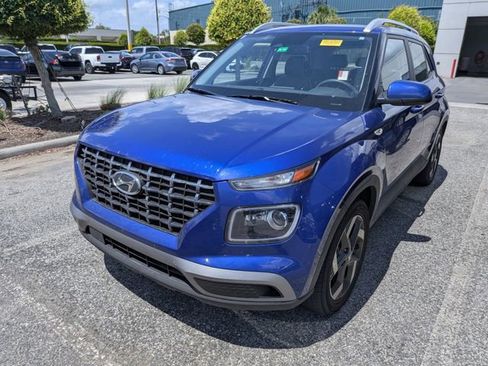 Used 2023 Hyundai Venue Limited w/ Cargo Package FWD image 2