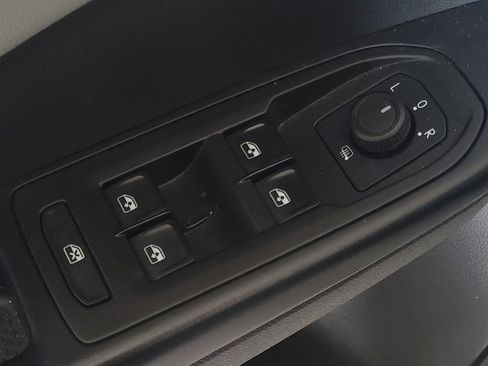 Used 2023 Volkswagen Taos SE w/ Panoramic Sunroof Package FWD image 27