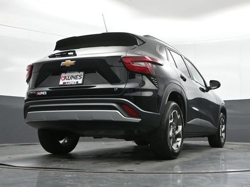 Used 2025 Chevrolet Trax LT FWD image 38