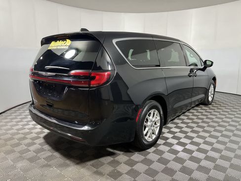 Used 2025 Chrysler Pacifica Select FWD image 8